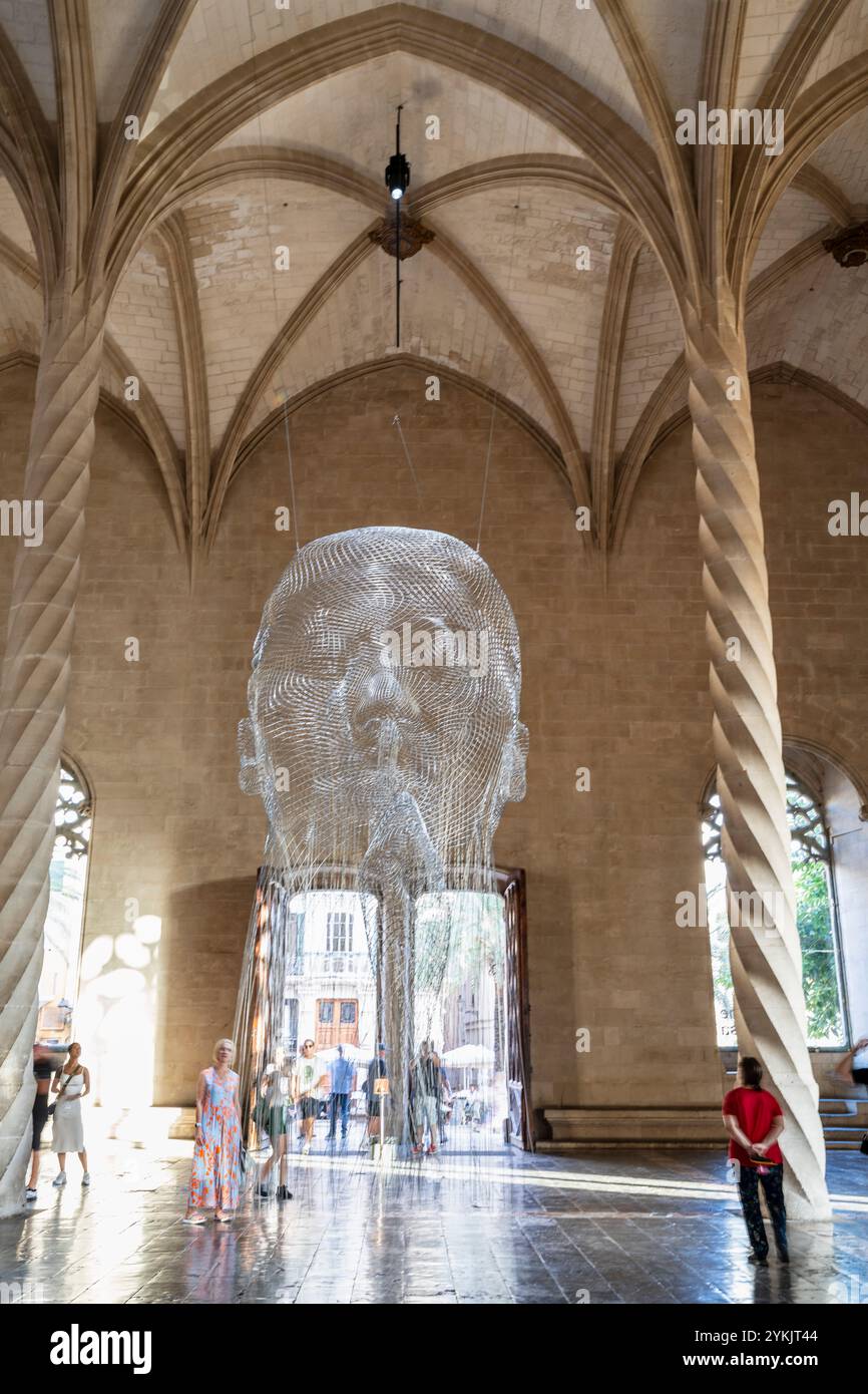 Werk des katalanischen Künstlers Jaume Plensa im gotischen Gebäude von La Lonja, Palma, Mallorca, Balearen, Spanien. Stockfoto