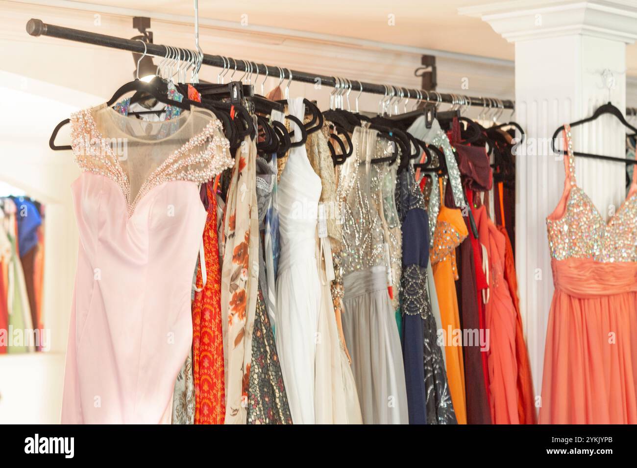 Farbenfrohe Abendhochzeit formelle Ballkleider im Ladenregal Stockfoto