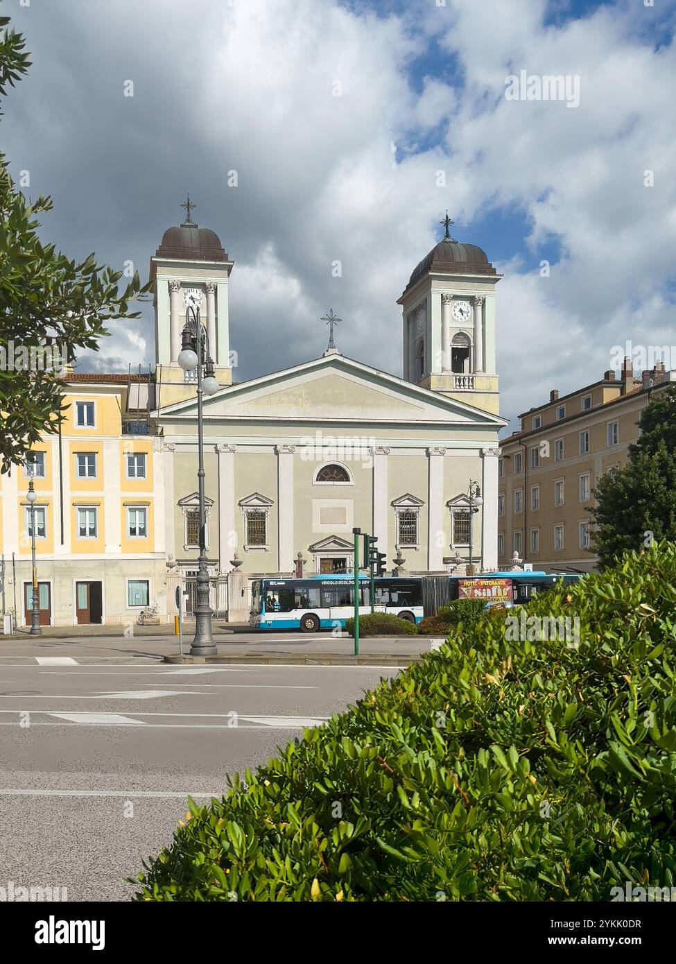 Triest, Italien - 26. Juni 2024: Chiesa greco-ortodossa di San Nicolò, griechisch-orthodoxe Kirche des Heiligen Nikolaus, Gebäude entlang der Hafenpromenade mit Pub Stockfoto