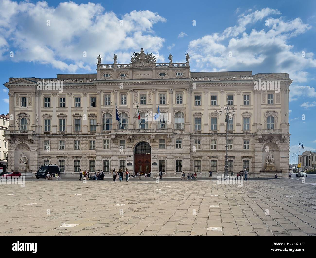 Triest, Italien - 26. Juni 2024: Palazzo del Lloyd Triestino, historisches Palastgebäude auf der Piazza Grande unter blauer Wolkenlandschaft, auf der Piazza Unità d'Italia Stockfoto