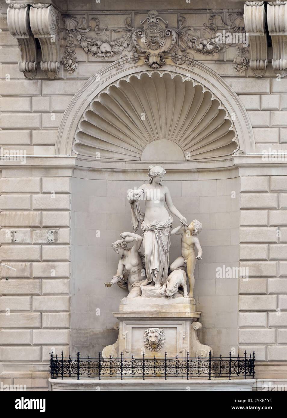 Triest, Italien - 26. Juni 2024: Allegorische Statuengruppe aus Süßwasser an der linken Ecke des Palazzo del Lloyd Triestino auf der Piazza Grande, Piazza Unità d Stockfoto