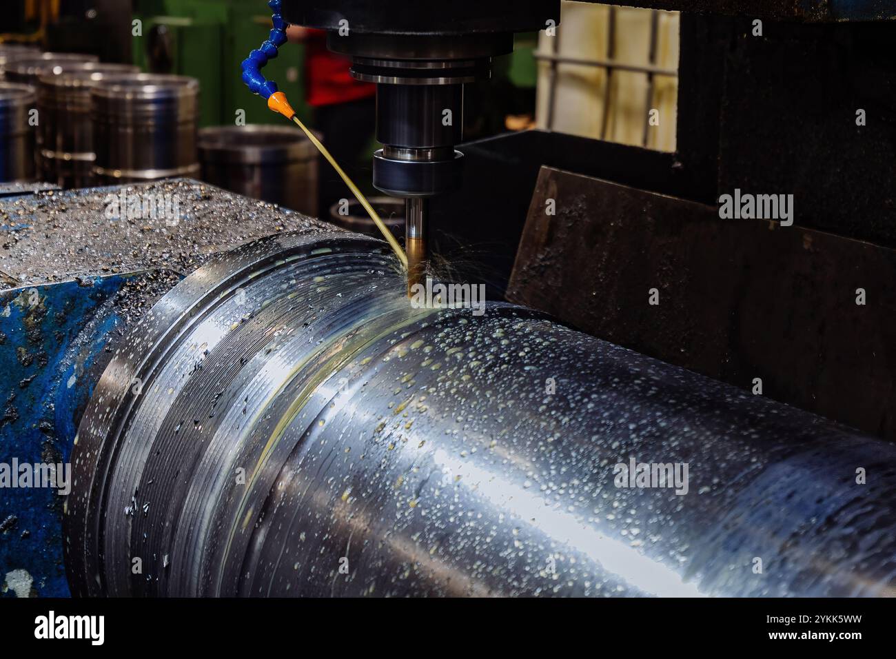 CNC-Fräsmaschine mit flüssigem Kühlmittel. Stockfoto