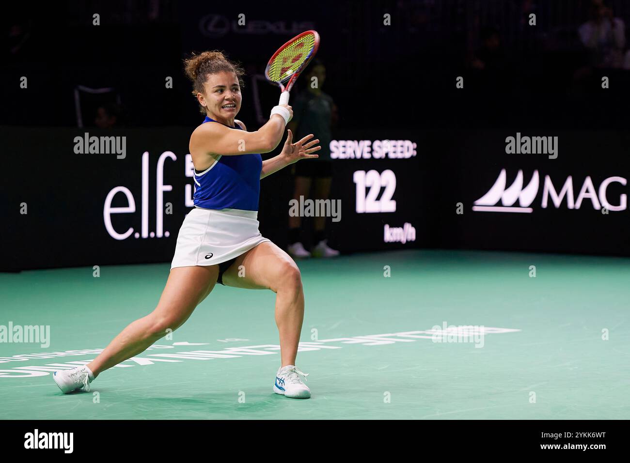 Malaga, Spanien. November 2024. MALAGA, SPANIEN – 18. NOVEMBER: Jasmine Paolini vom Team Italy kehrt in ihrem Einzelspiel gegen IgA Swiatek vom Team Polen im Halbfinale zwischen Polen und Italien während des Billie Jean King Cup Finals im Palacio de Deportes Jose Maria Martin Carpena am 18. November 2024 in Malaga, Spanien, zurück. (Foto von Francisco Macia/Photo Players Images/Magara Press) Credit: Magara Press SL/Alamy Live News Stockfoto