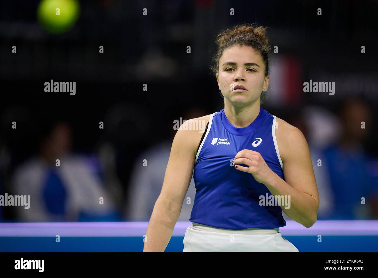 Malaga, Spanien. November 2024. MALAGA, SPANIEN – 18. NOVEMBER: Jasmine Paolini vom Team Italy sieht in ihrem Einzelspiel gegen IgA Swiatek vom Team Polen im Halbfinale zwischen Polen und Italien beim Billie Jean King Cup Finale im Palacio de Deportes Jose Maria Martin Carpena am 18. November 2024 in Malaga, Spanien, an. (Foto von Francisco Macia/Photo Players Images/Magara Press) Credit: Magara Press SL/Alamy Live News Stockfoto