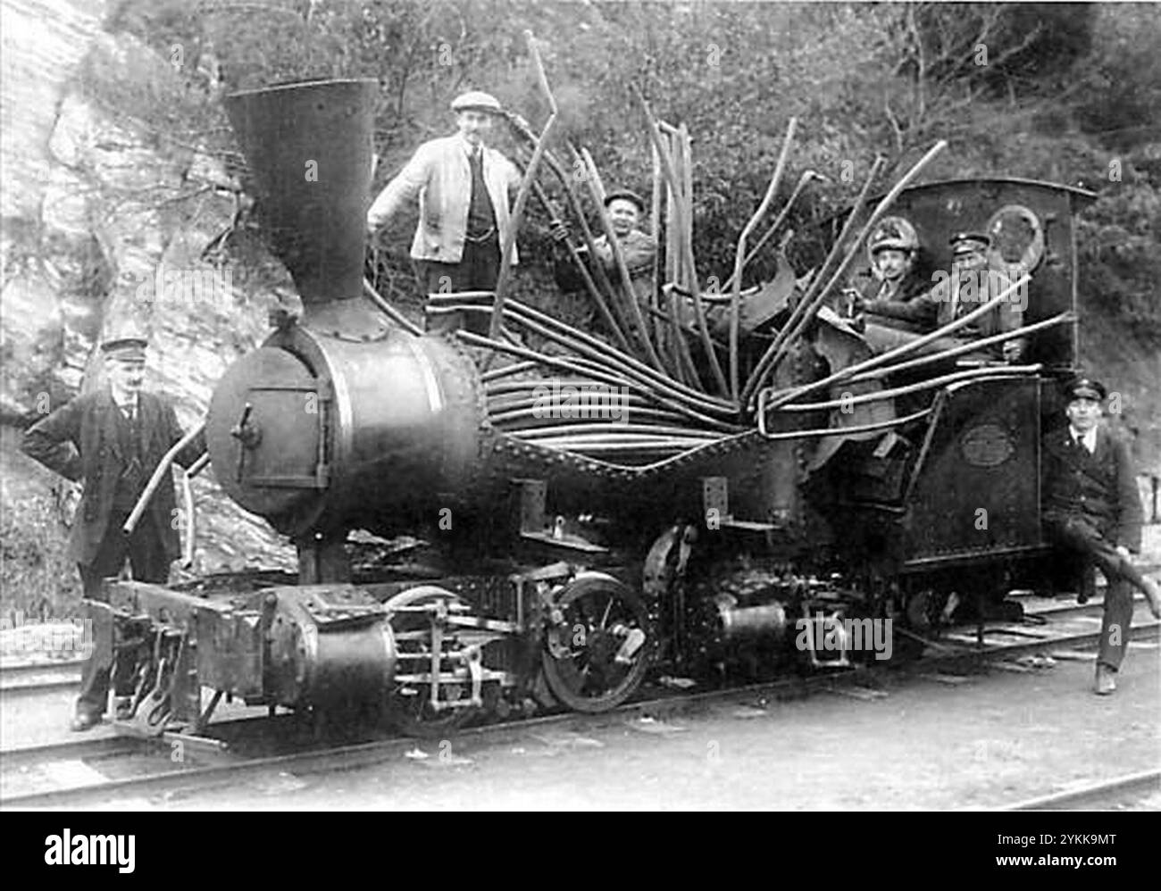Kesselexplosion einer Schmalspurdampflokomotive. Stockfoto