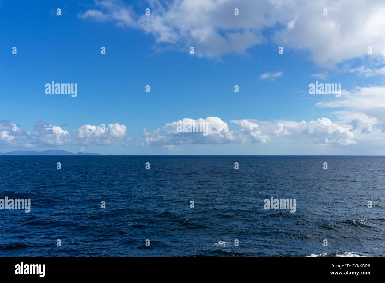 Blick auf den Pazifischen Ozean und den blauen Himmel mit Wolken und Horizont Stockfoto