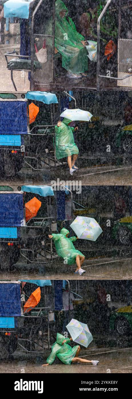 Sequenz von Fotos - authentische Szene, Ein Passagier rutscht aus, während er aus öffentlichen Verkehrsmitteln auf rutschigen Stufen im Regen steigt, Thailand Stockfoto