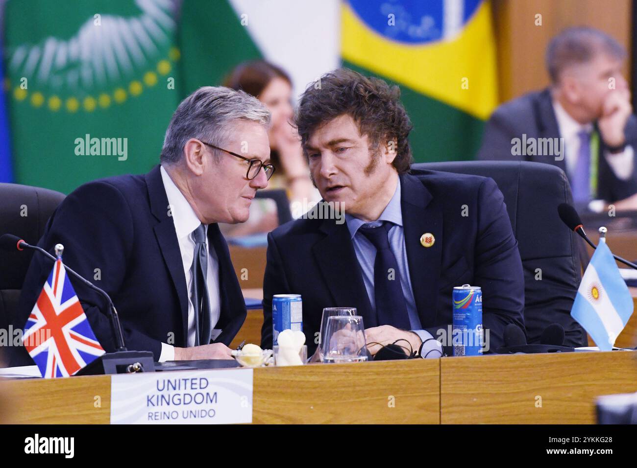 Rio De Janeiro, Brasilien. November 2024. Der argentinische Präsident Javier Milei (R) spricht am 18. November 2024 im Museum of Modern Art in Rio de Janeiro, Brasilien, mit dem Premierminister Keir Starmer in Großbritannien. Foto: Lucas Landau/G20/UPI Credit: UPI/Alamy Live News Stockfoto