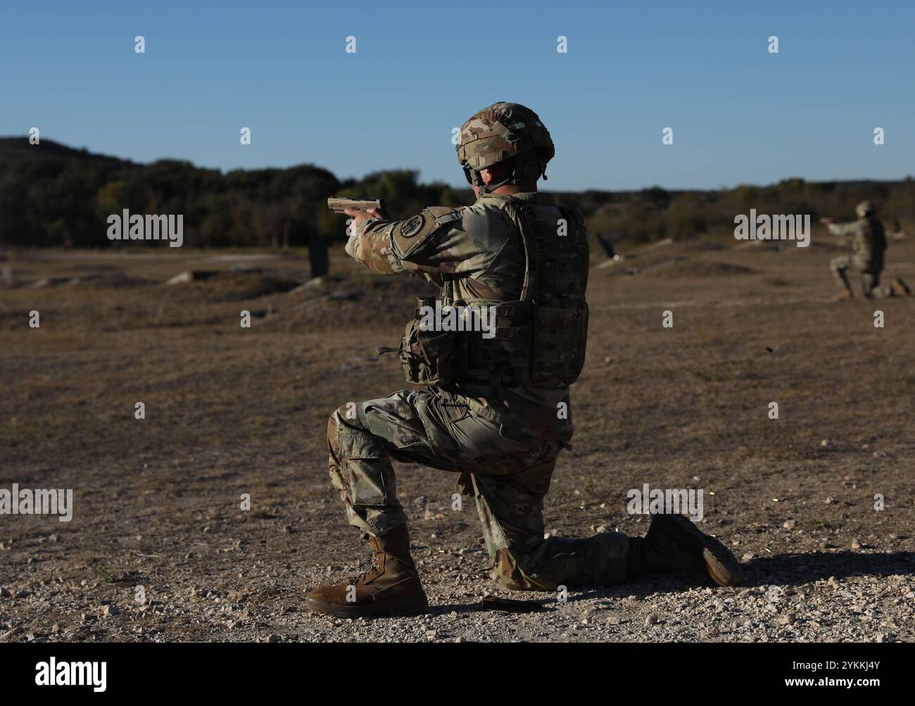 Anthony Resendez, der der 302. Militärpolizeikompanie zugeteilt wurde, feuert am 14. November 2024 die M17-Pistole für die Qualifikation in Fort Cavazos, Texas. Die jährliche Waffenqualifikation gewährleistet die Bereitschaft der Soldaten und die Todesfähigkeit. (U.S. Amy Reserve Foto von SPC. Gavin Hardy) Stockfoto