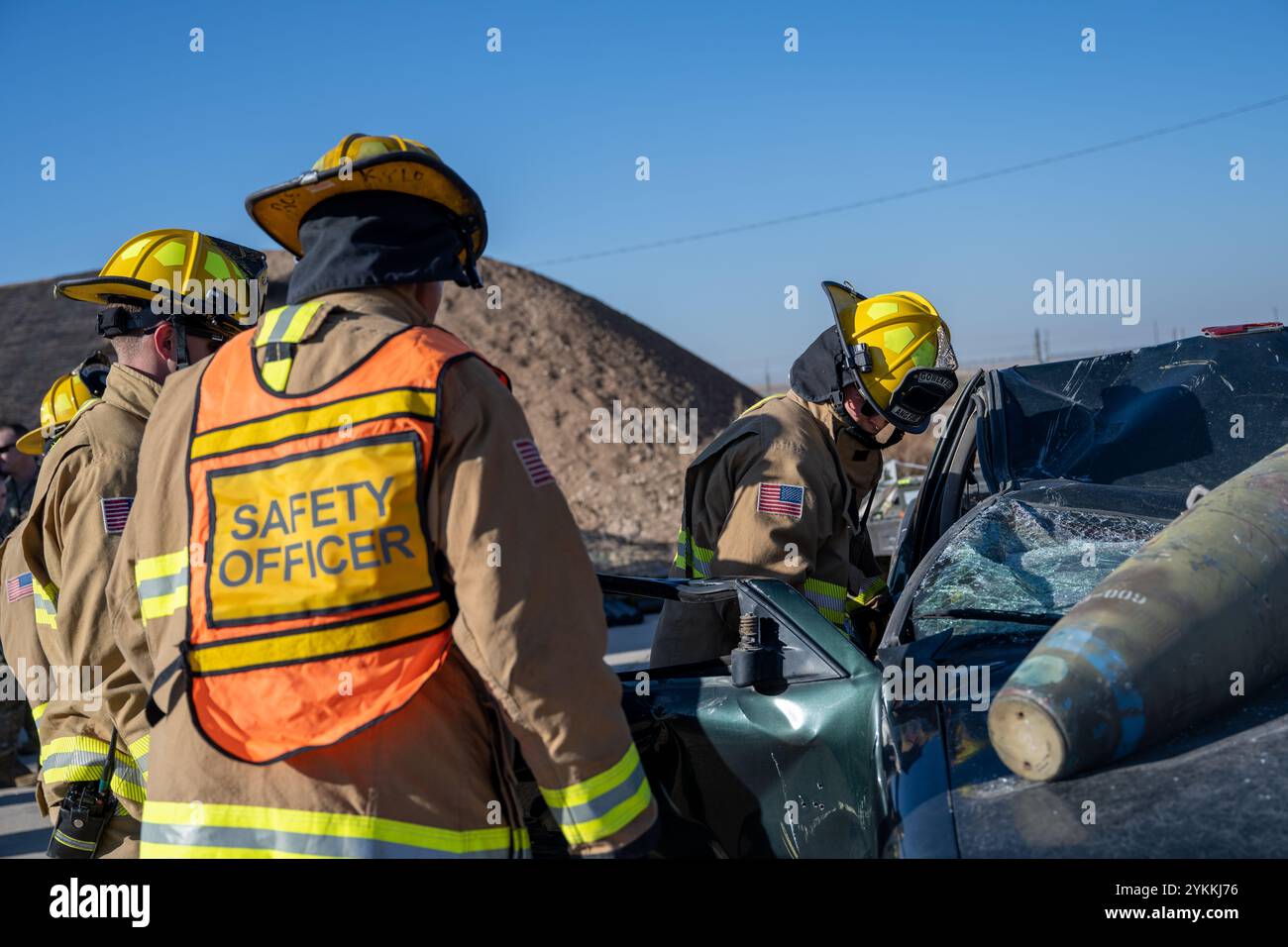 Die 124th Fighter Wing Brandschutzmitglieder nehmen am 8. November 2024 an einer schweren Unfallreaktion im Gowen Field, Boise, Idaho, Teil. Das Szenario für diese STUTE beinhaltete zwei Opfer, die in einem Fahrzeug gefangen waren, das von einer inerten Bombe im Munitionsstadion von Gowen zerquetscht wurde. (Foto der U.S. Air National Guard von Tech Sgt. Mercedee Wilds) Stockfoto