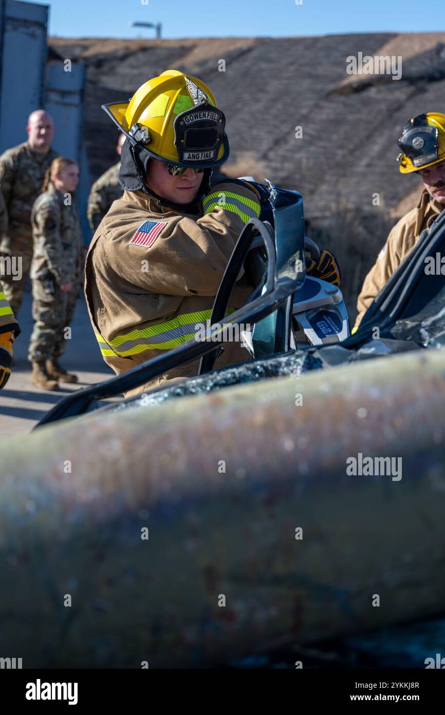Die 124th Fighter Wing Brandschutzmitglieder nehmen am 8. November 2024 an einer schweren Unfallreaktion im Gowen Field, Boise, Idaho, Teil. Das Szenario für diese STUTE beinhaltete zwei Opfer, die in einem Fahrzeug gefangen waren, das von einer inerten Bombe im Munitionsstadion von Gowen zerquetscht wurde. (Foto der U.S. Air National Guard von Tech Sgt. Mercedee Wilds) Stockfoto