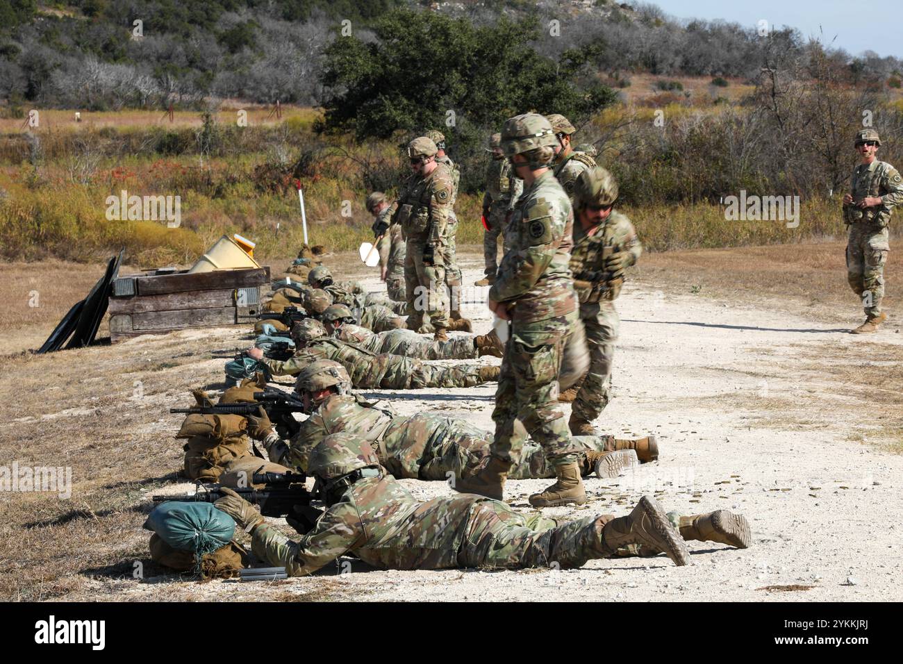 Ein Soldat der US Army Reserve bei der 302nd Military Police Company beobachtet, wie Soldaten am 16. November 2024 den M4-Karabiner auf dem Qualifikationsbereich in Fort Cavazos, Texas, feuerten. Die Qualifikationen dienen der Verbesserung der Kampfbereitschaft der Einheit. (Foto der US Army Reserve von CPL. Demond Dean) Stockfoto