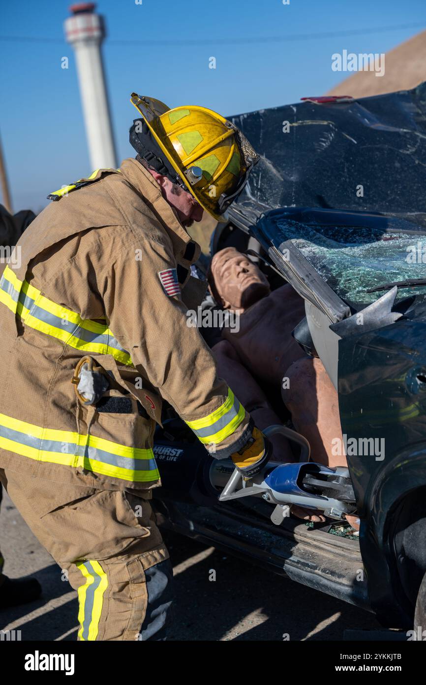 Die 124th Fighter Wing Brandschutzmitglieder nehmen am 8. November 2024 an einer schweren Unfallreaktion im Gowen Field, Boise, Idaho, Teil. Das Szenario für diese STUTE beinhaltete zwei Opfer, die in einem Fahrzeug gefangen waren, das von einer inerten Bombe im Munitionsstadion von Gowen zerquetscht wurde. (Foto der U.S. Air National Guard von Tech Sgt. Mercedee Wilds) Stockfoto