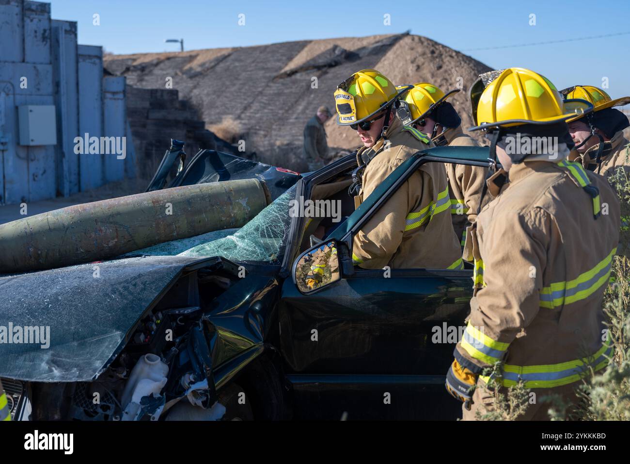 Die 124th Fighter Wing Brandschutzmitglieder nehmen am 8. November 2024 an einer schweren Unfallreaktion im Gowen Field, Boise, Idaho, Teil. Das Szenario für diese STUTE beinhaltete zwei Opfer, die in einem Fahrzeug gefangen waren, das von einer inerten Bombe im Munitionsstadion von Gowen zerquetscht wurde. (Foto der U.S. Air National Guard von Tech Sgt. Mercedee Wilds) Stockfoto