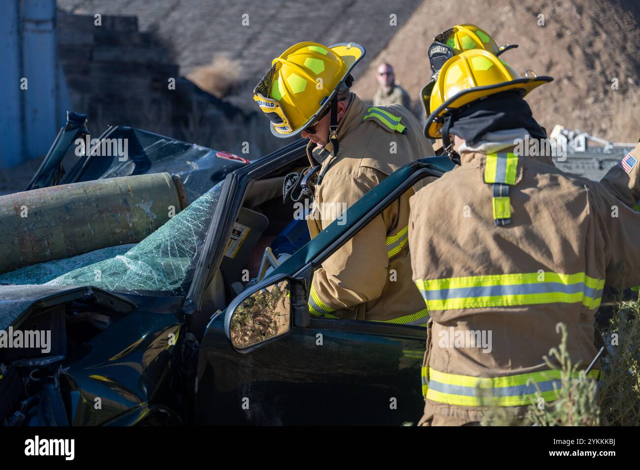 Die 124th Fighter Wing Brandschutzmitglieder nehmen am 8. November 2024 an einer schweren Unfallreaktion im Gowen Field, Boise, Idaho, Teil. Das Szenario für diese STUTE beinhaltete zwei Opfer, die in einem Fahrzeug gefangen waren, das von einer inerten Bombe im Munitionsstadion von Gowen zerquetscht wurde. (Foto der U.S. Air National Guard von Tech Sgt. Mercedee Wilds) Stockfoto
