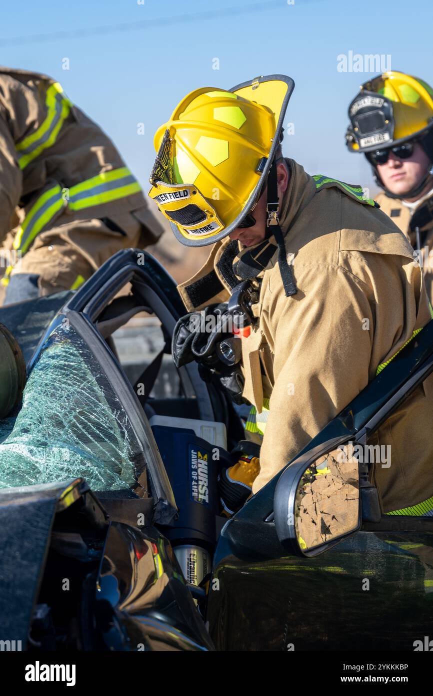 Die 124th Fighter Wing Brandschutzmitglieder nehmen am 8. November 2024 an einer schweren Unfallreaktion im Gowen Field, Boise, Idaho, Teil. Das Szenario für diese STUTE beinhaltete zwei Opfer, die in einem Fahrzeug gefangen waren, das von einer inerten Bombe im Munitionsstadion von Gowen zerquetscht wurde. (Foto der U.S. Air National Guard von Tech Sgt. Mercedee Wilds) Stockfoto