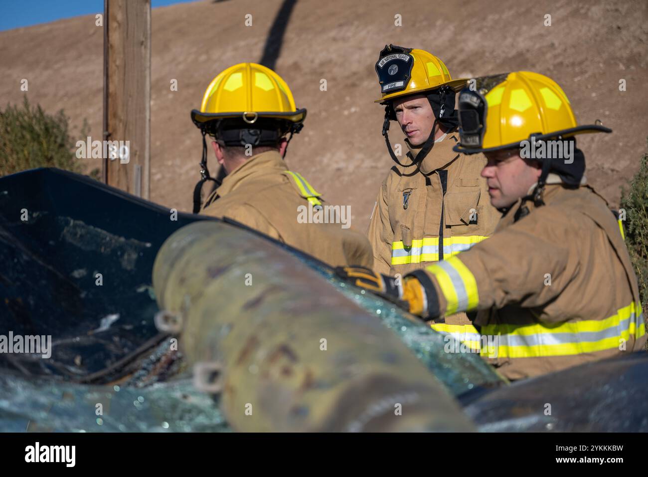 Die 124th Fighter Wing Brandschutzmitglieder nehmen am 8. November 2024 an einer schweren Unfallreaktion im Gowen Field, Boise, Idaho, Teil. Das Szenario für diese STUTE beinhaltete zwei Opfer, die in einem Fahrzeug gefangen waren, das von einer inerten Bombe im Munitionsstadion von Gowen zerquetscht wurde. (Foto der U.S. Air National Guard von Tech Sgt. Mercedee Wilds) Stockfoto