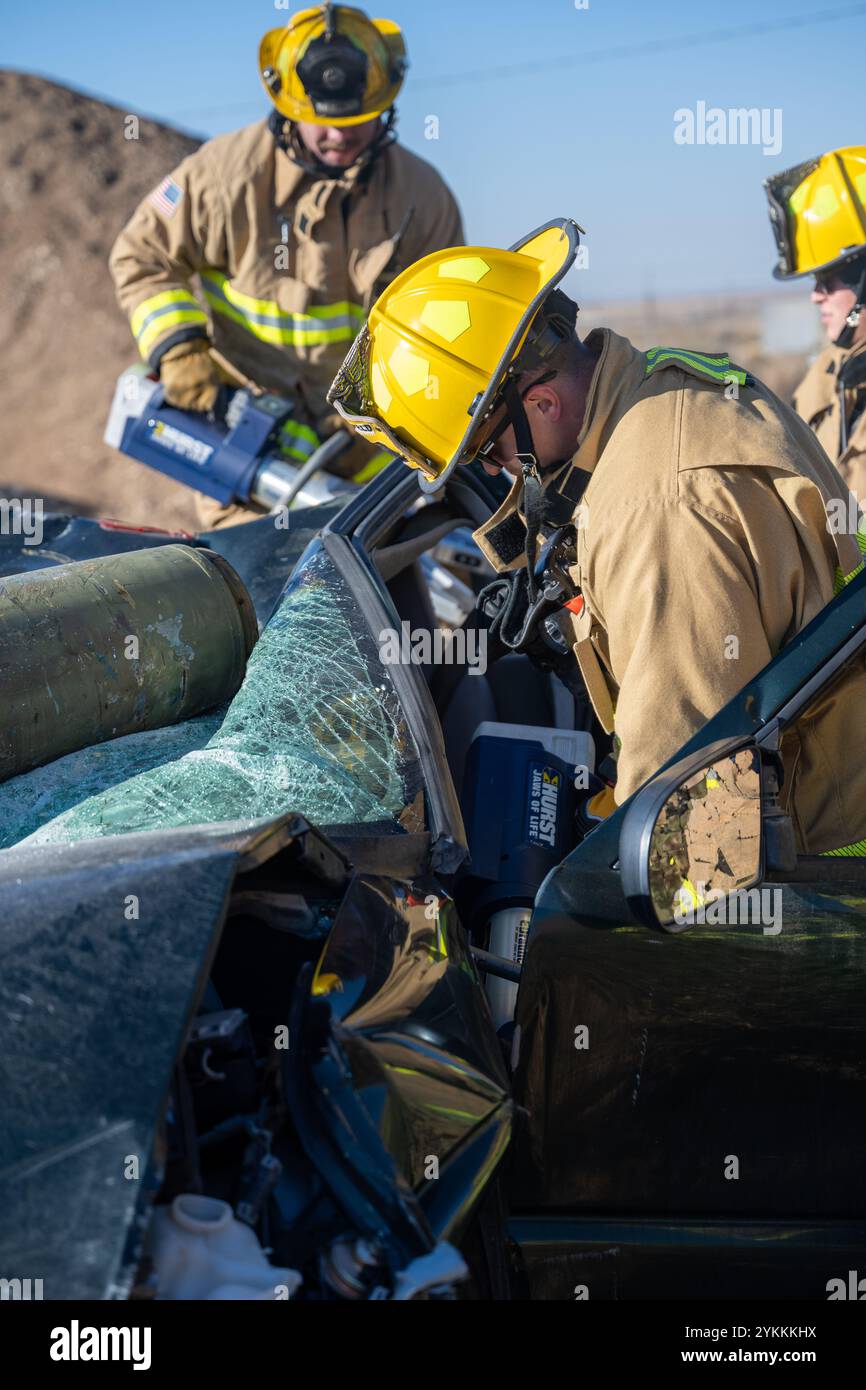 Die 124th Fighter Wing Brandschutzmitglieder nehmen am 8. November 2024 an einer schweren Unfallreaktion im Gowen Field, Boise, Idaho, Teil. Das Szenario für diese STUTE beinhaltete zwei Opfer, die in einem Fahrzeug gefangen waren, das von einer inerten Bombe im Munitionsstadion von Gowen zerquetscht wurde. (Foto der U.S. Air National Guard von Tech Sgt. Mercedee Wilds) Stockfoto