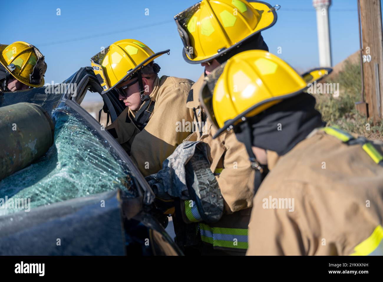 Die 124th Fighter Wing Brandschutzmitglieder nehmen am 8. November 2024 an einer schweren Unfallreaktion im Gowen Field, Boise, Idaho, Teil. Das Szenario für diese STUTE beinhaltete zwei Opfer, die in einem Fahrzeug gefangen waren, das von einer inerten Bombe im Munitionsstadion von Gowen zerquetscht wurde. (Foto der U.S. Air National Guard von Tech Sgt. Mercedee Wilds) Stockfoto