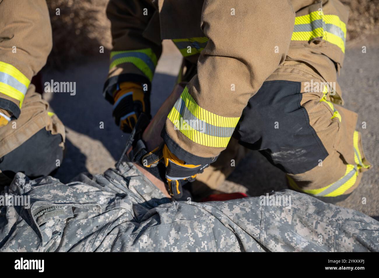 Die 124th Fighter Wing Brandschutzmitglieder nehmen am 8. November 2024 an einer schweren Unfallreaktion im Gowen Field, Boise, Idaho, Teil. Das Szenario für diese STUTE beinhaltete zwei Opfer, die in einem Fahrzeug gefangen waren, das von einer inerten Bombe im Munitionsstadion von Gowen zerquetscht wurde. (Foto der U.S. Air National Guard von Tech Sgt. Mercedee Wilds) Stockfoto