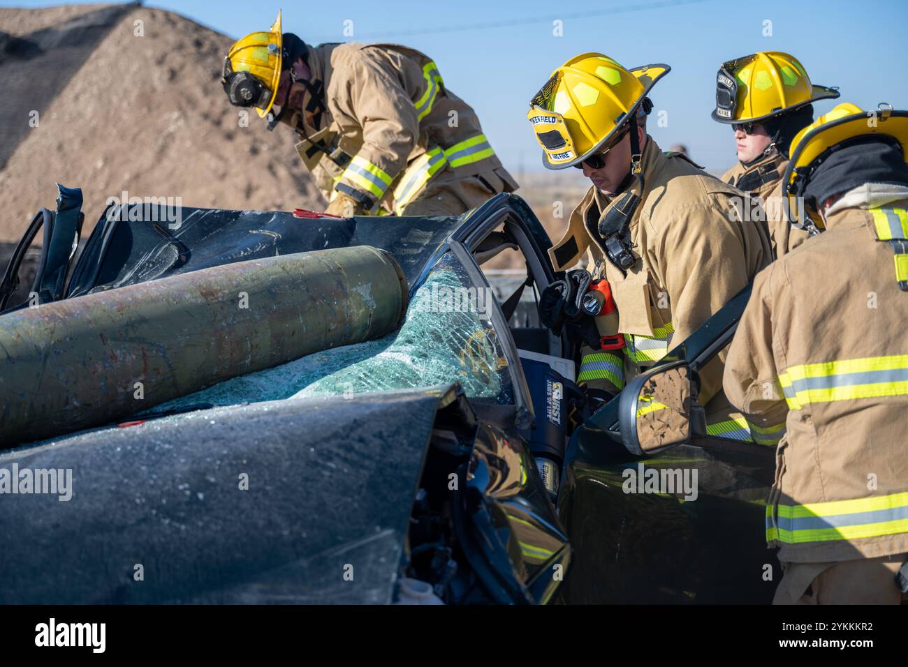 Die 124th Fighter Wing Brandschutzmitglieder nehmen am 8. November 2024 an einer schweren Unfallreaktion im Gowen Field, Boise, Idaho, Teil. Das Szenario für diese STUTE beinhaltete zwei Opfer, die in einem Fahrzeug gefangen waren, das von einer inerten Bombe im Munitionsstadion von Gowen zerquetscht wurde. (Foto der U.S. Air National Guard von Tech Sgt. Mercedee Wilds) Stockfoto