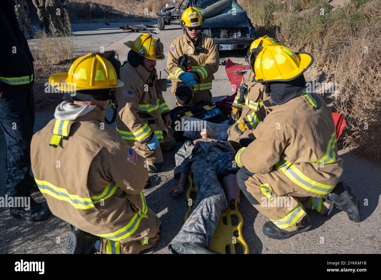 Die 124th Fighter Wing Brandschutzmitglieder nehmen am 8. November 2024 an einer schweren Unfallreaktion im Gowen Field, Boise, Idaho, Teil. Das Szenario für diese STUTE beinhaltete zwei Opfer, die in einem Fahrzeug gefangen waren, das von einer inerten Bombe im Munitionsstadion von Gowen zerquetscht wurde. (Foto der U.S. Air National Guard von Tech Sgt. Mercedee Wilds) Stockfoto
