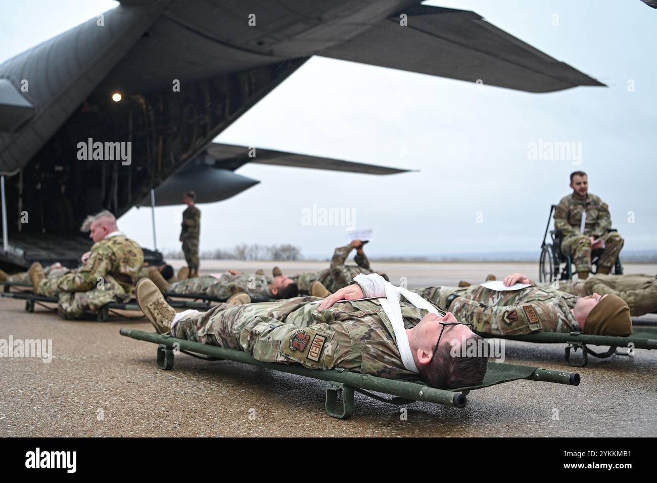 Patienten warten darauf, während einer Übung des National Disaster Medical Systems auf der Offutt Air Force Base, Nebraska, am 13. November 2024 dreifach behandelt zu werden. Das Gebiet von Omaha führte eine Übung durch, um die Bereitschaft zur Unterstützung eines Konflikts in Übersee zu ermitteln, indem militärische Opfer in das zivile Gesundheitsnetzwerk verschoben wurden. Teilnehmer aus lokalen, staatlichen und föderalen Antwortbehörden schlossen sich mit der Air Force und der Nebraska Air National Guard zusammen, um die Fähigkeit der Nation zur Unterstützung von Kriegsanstrengungen zu gewährleisten. (Foto der U.S. Air Force von Destiny Walker) Stockfoto