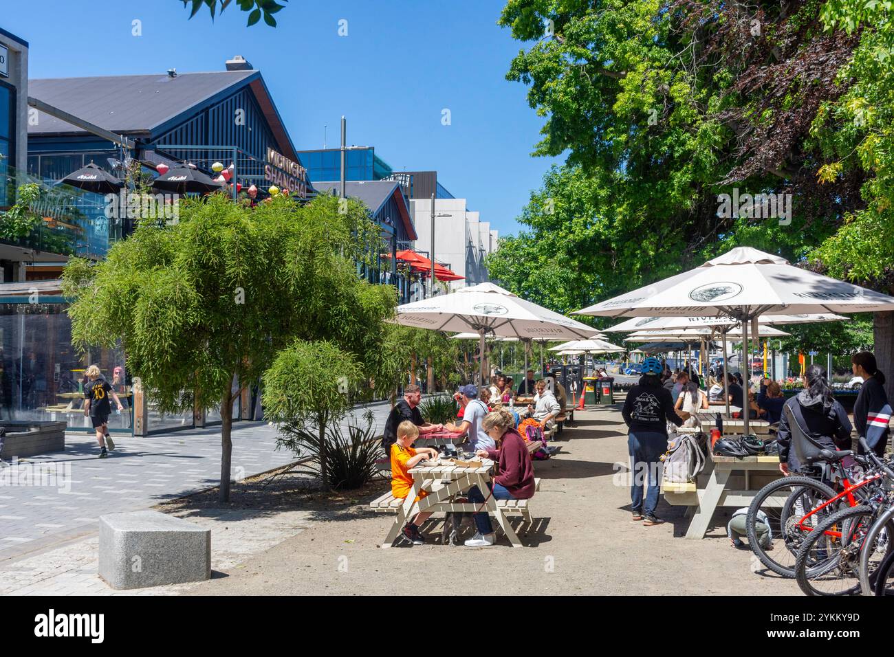 Tische im Freien im Riverside Food Market, Oxford Terrace, Christchurch Central City, Christchurch, Canterbury Region, Neuseeland Stockfoto