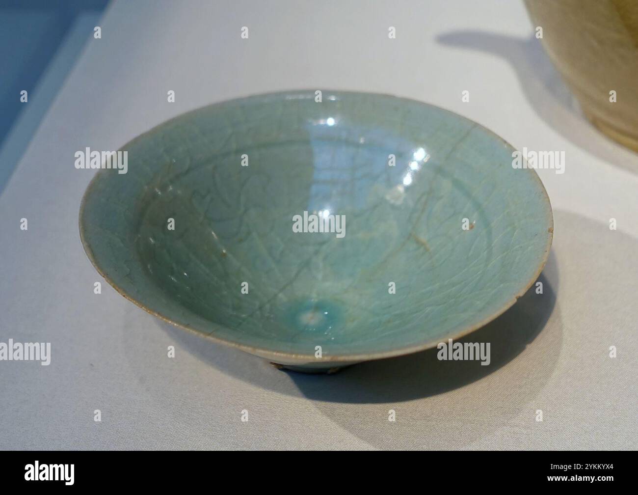 Schüssel mit eingeschnittenem Blumenspray, Korea, Gangjin-Öfen, Goryeo-Periode, Ende 1000 n. Chr. Steinzeug, Celadon, Glasur Stockfoto
