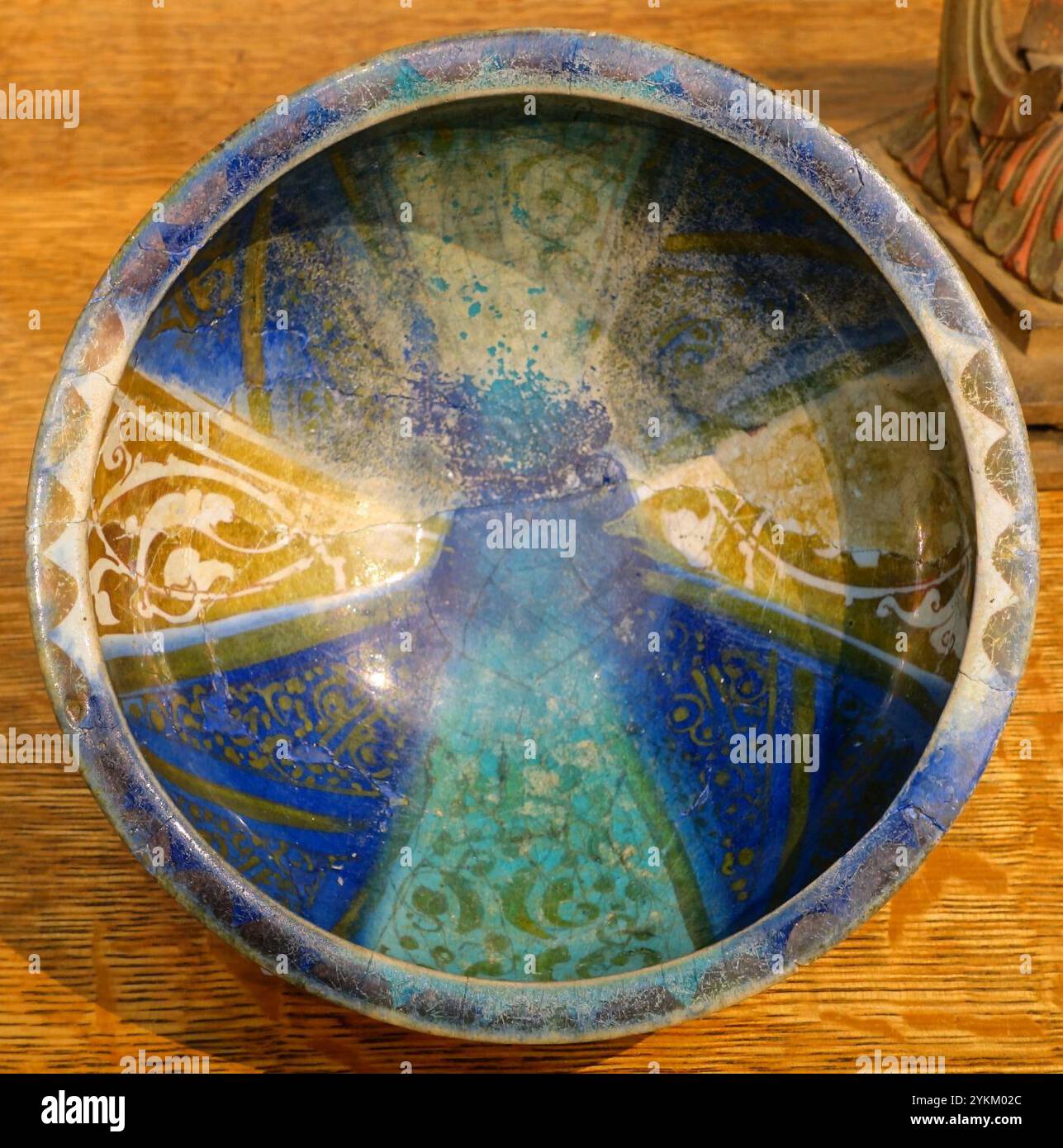 Schüssel, Iran, Il-Khaniden-Dynastie, 1200er-1300er Jahre n. Chr., Steinpaste mit Glanz Stockfoto