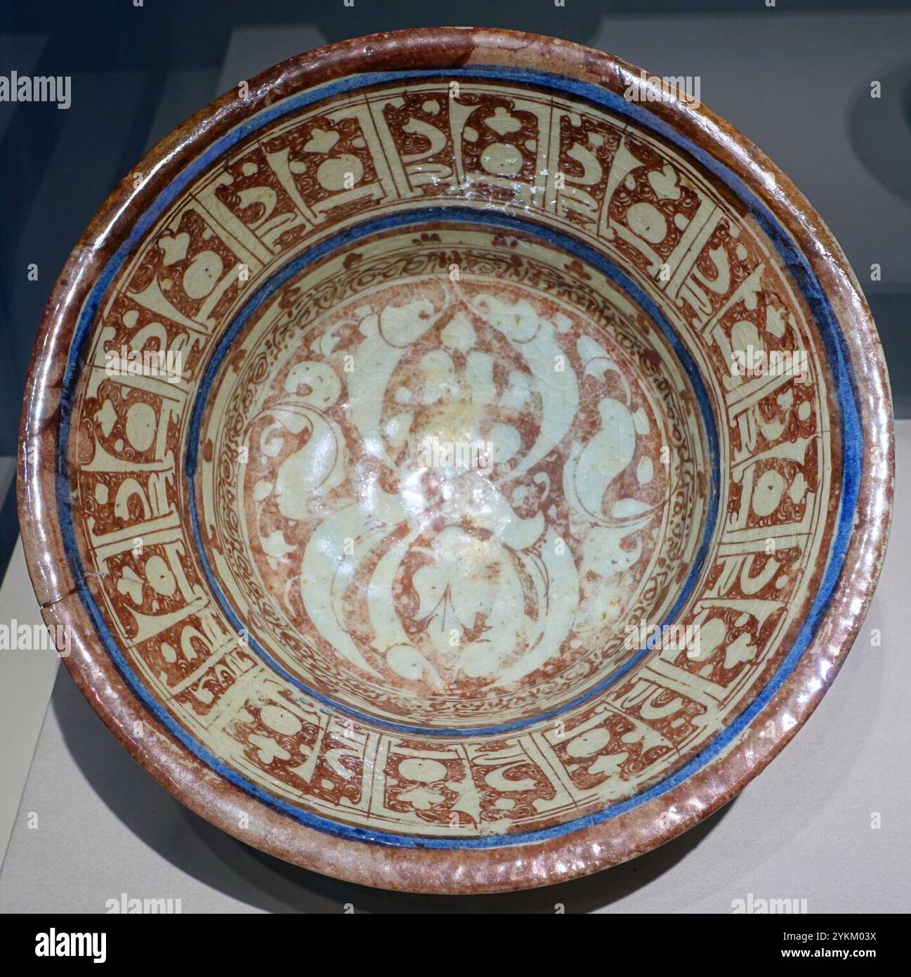 Bowl, Raqqa, Syrien, Ayyubidenzeit, 12.-13. Jahrhundert n. Chr. Steinpaste unter Glasur mit blauer und über Glasur mit braunem Glanz bemalt Stockfoto