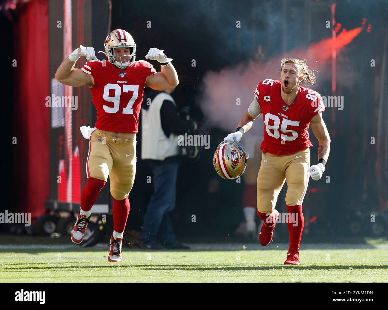 Santa Clara, USA. Dezember 2019. Nick Bosa (97) der San Francisco 49ers und George Kittle (85) der San Francisco 49ers laufen auf das Feld, bevor sie am 15. Dezember 2019 im Levi's Stadium in Santa Clara, Kalifornien, gegen die Atlanta Falcons antreten. (Foto: Nhat V. Meyer/Bay Area News Group/TNS/SIPA USA) Credit: SIPA USA/Alamy Live News Stockfoto