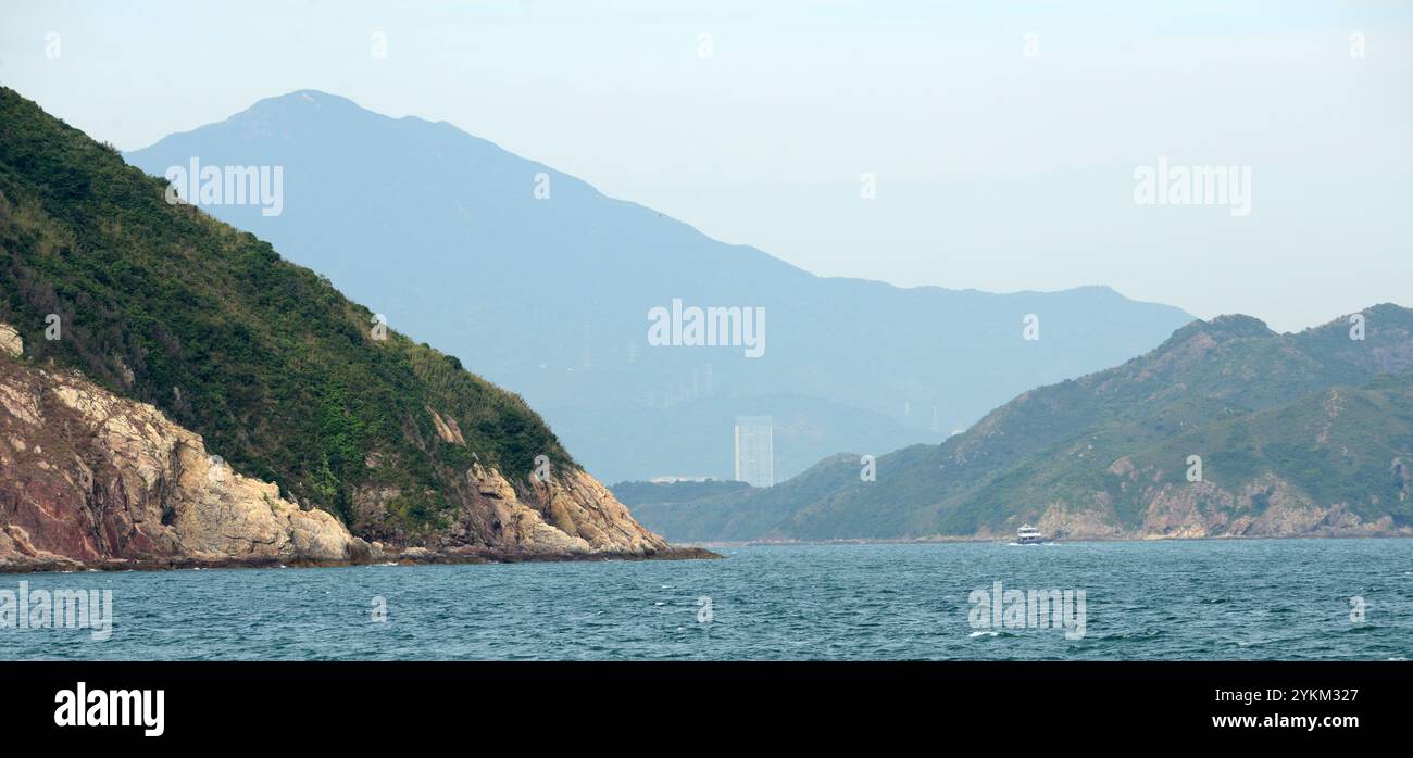 Felsige Küste in Luk Wu Tung in der Nähe der Teufelsfaust in den New Territories in Hongkong. Stockfoto