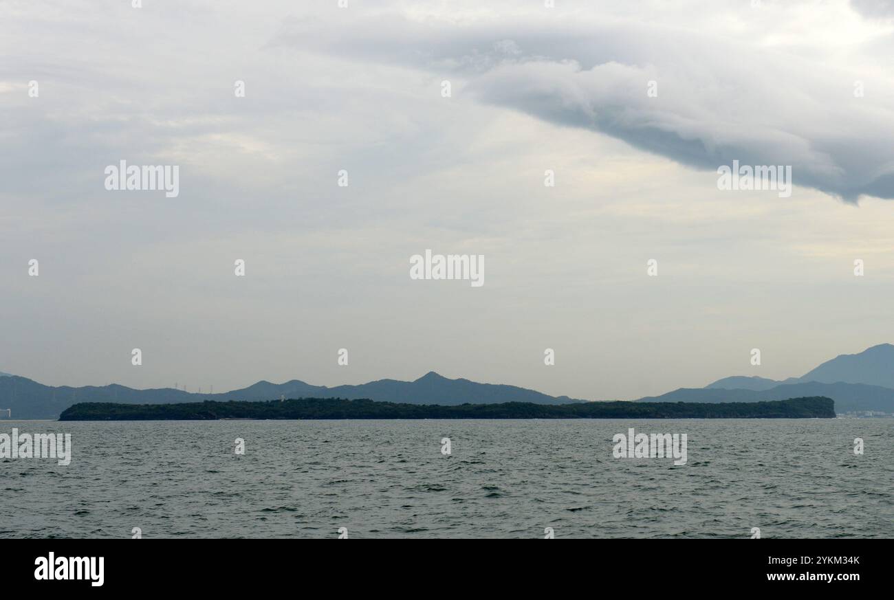 Blick auf die Insel Tung Ping Chau von der Bucht Mirs in Hongkong. Stockfoto