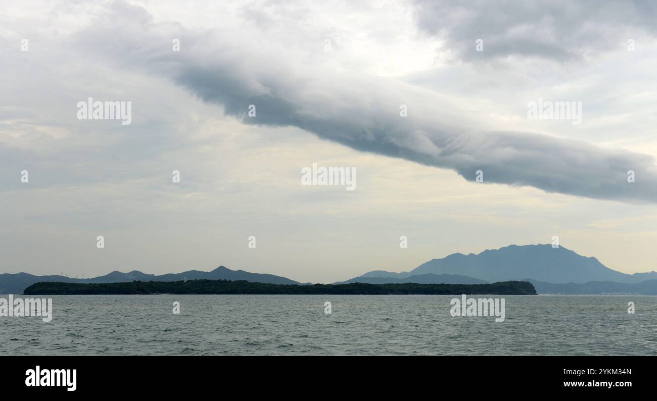 Blick auf die Insel Tung Ping Chau von der Bucht Mirs in Hongkong. Stockfoto