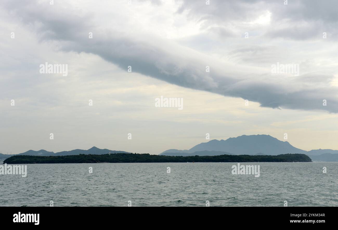 Blick auf die Insel Tung Ping Chau von der Bucht Mirs in Hongkong. Stockfoto