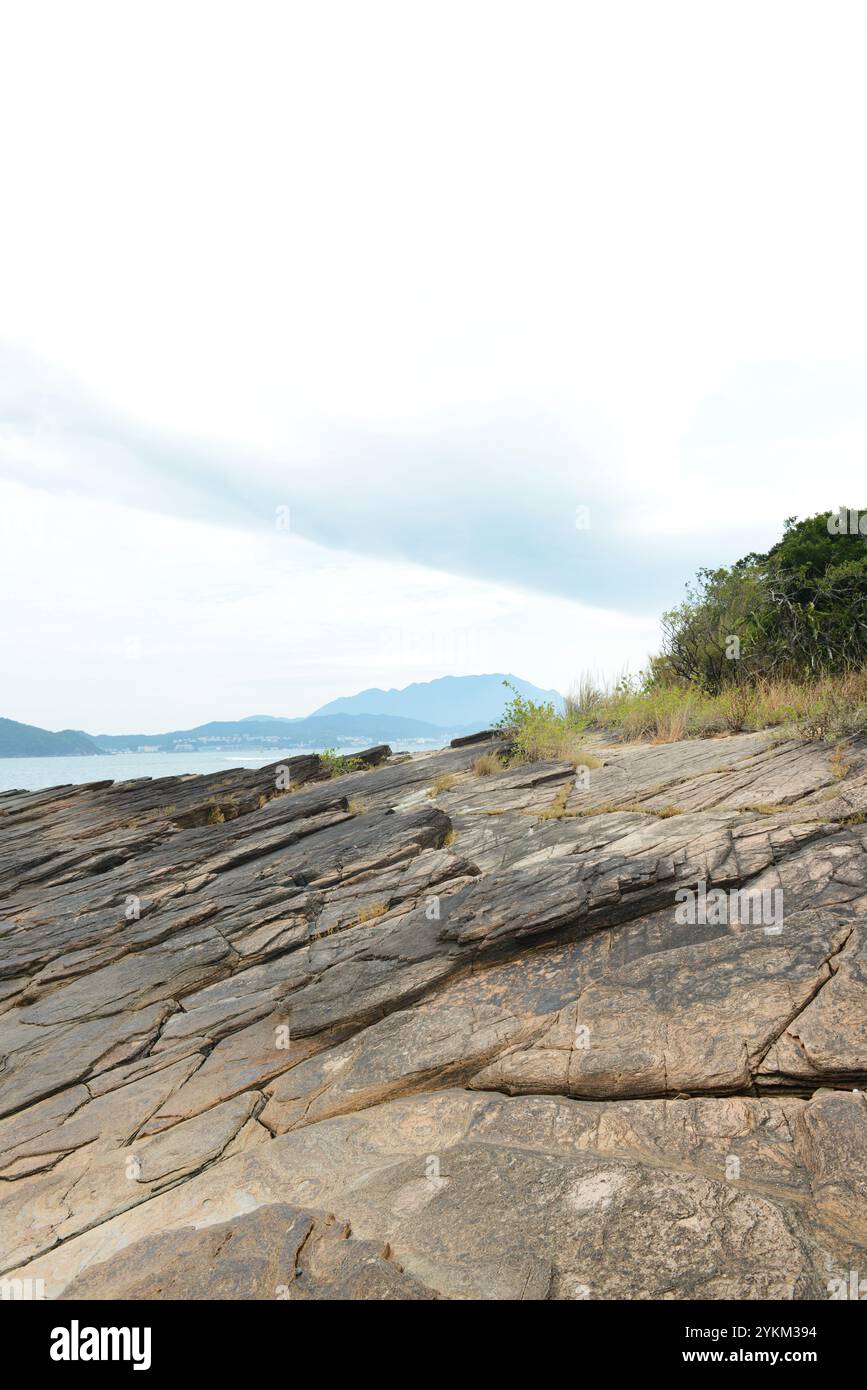Sedimentgesteine an der Küste der Insel Tung Ping Chau in Hongkong. Stockfoto