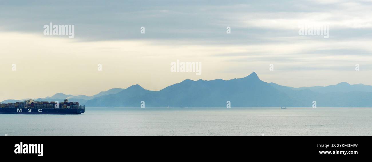 Ein weiter Blick auf den Sharp Peak, die Halbinsel Sai Kung, Hongkong. Stockfoto