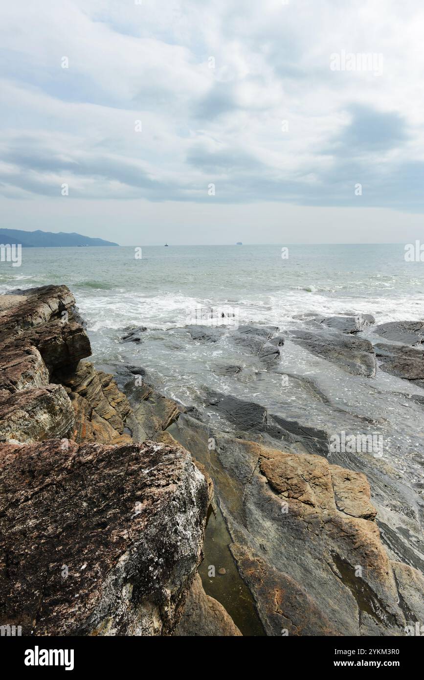 Wunderschöne Felsformation am Strand an der Westküste der Insel Tung Ping Chau in Hongkong. Stockfoto
