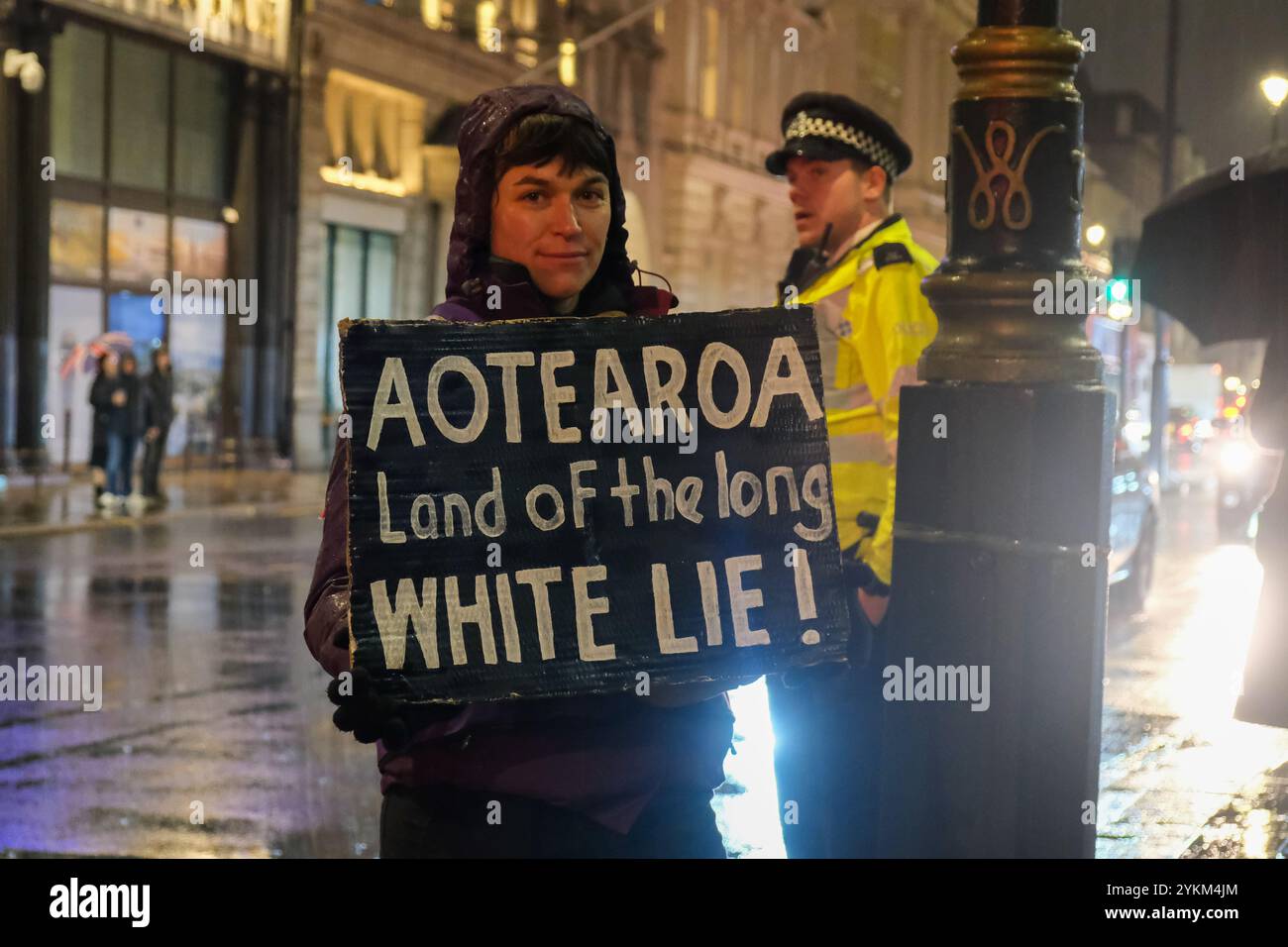 London, Großbritannien. November 2024. Hunderte britisch-neuseeländischer und Unterstützer protestierten gegen ein umstrittenes neues Gesetz, das den gründungsvertrag des Landes zwischen den Maori und der Krone neu interpretiert. Kritiker des Gesetzes über die Vertragsgrundsätze sagen, dass seine Umsetzung Maori-Land und kulturelle Rechte bedrohen wird. Quelle: Eleventh Photography/Alamy Live News Stockfoto