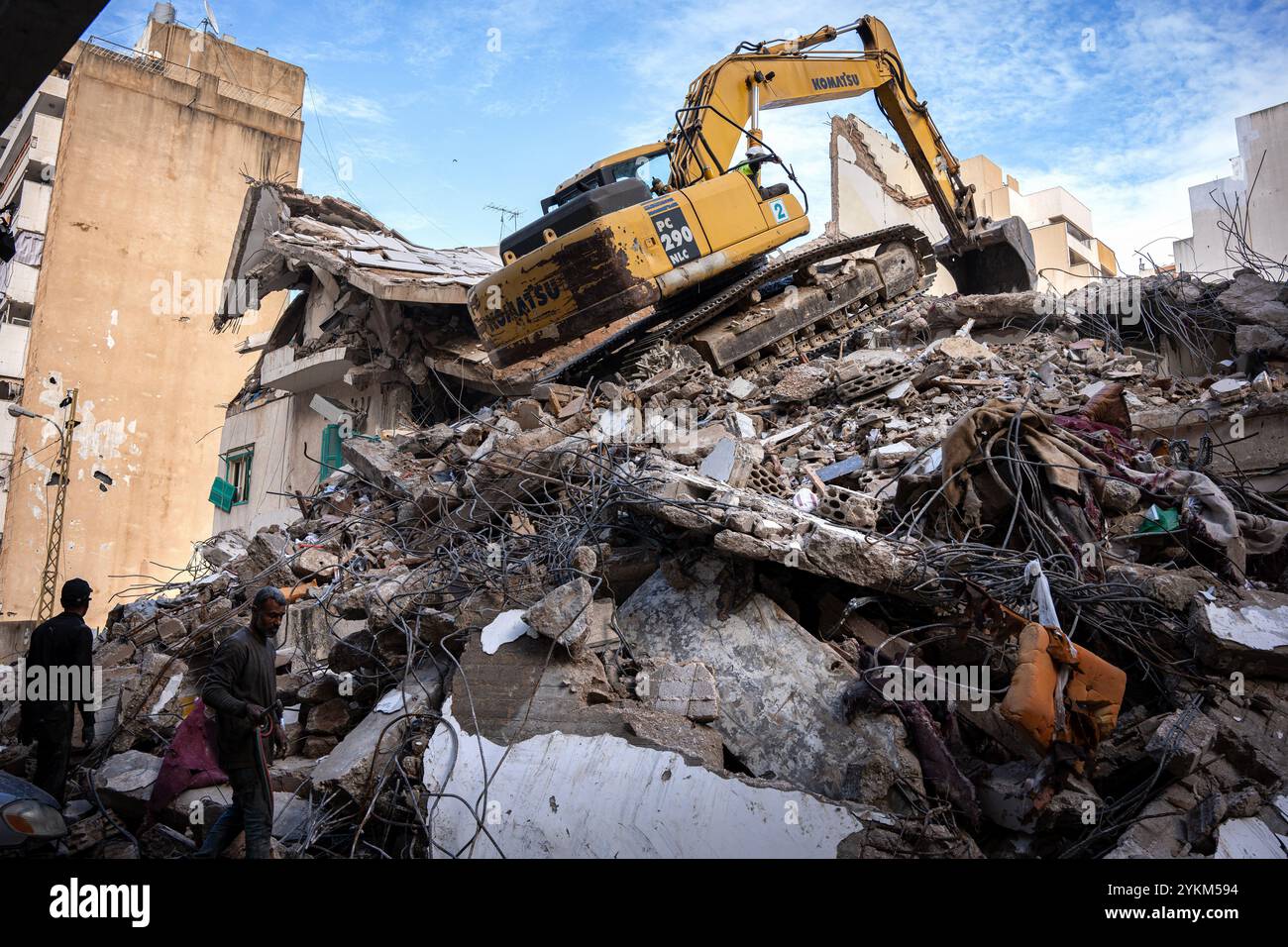 Beirut, Libanon. November 2024. Ein Baggerbagger arbeitet an einem eingestürzten Gebäude, nachdem ein israelischer Beschuss den Schutt entfernt hat. Am Sonntag, den 17. November, traf eine Rakete ein Gebäude in Ras Al Naba'a, Beirut, wobei vier Menschen getötet und 14 verletzt wurden. (Foto: Ximena Borrazas/SOPA Images/SIPA USA) Credit: SIPA USA/Alamy Live News Stockfoto
