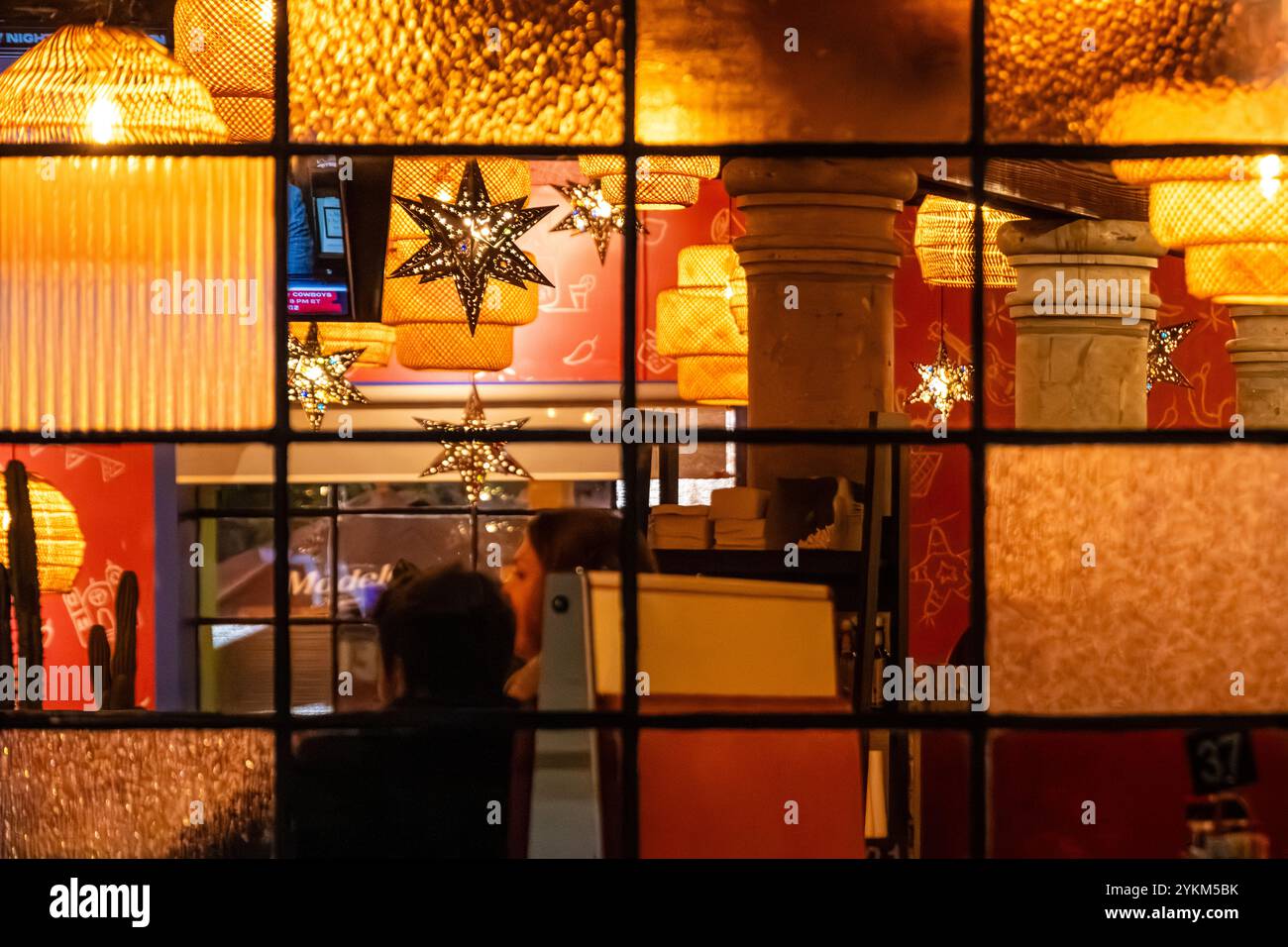 Innenansicht des Restaurants El Paso Tacos & Tequila durch ein Außenfenster mit strukturierten Glasscheiben in Metro Atlanta, Georgia. (USA) Stockfoto