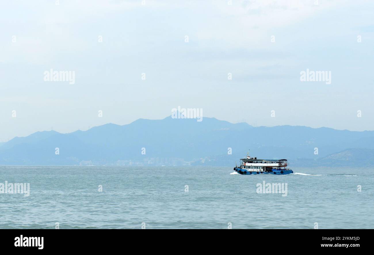 Eine Fähre in Mirs Bay in Hongkong / Guandgong, China. Stockfoto