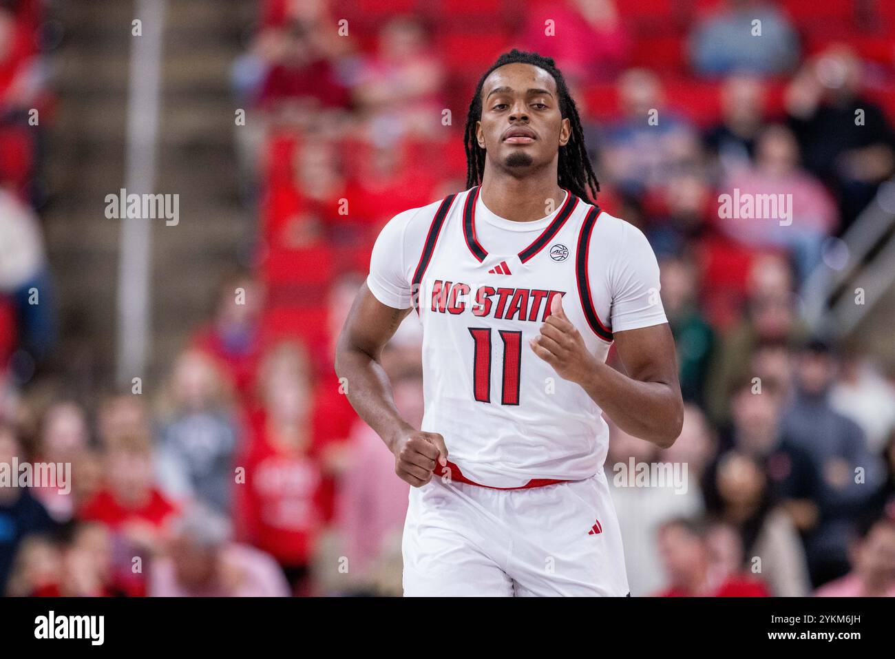 18. November 2024: North Carolina State Wolfpack Wache Dennis Parker Jr. (11) während der ersten Halbzeit gegen die Colgate Raiders im NCAA Basketball Matchup im Lenovo Center in Raleigh, NC. (Scott Kinser/CSM) Stockfoto