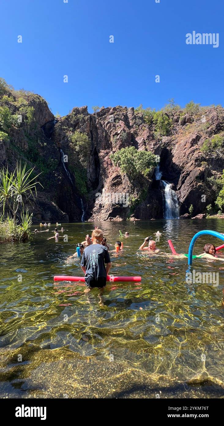 Die Wangi Falls, ein beliebter Badeort, haben zwei nebelige Wasserfälle, die das riesige Schwimmloch füllen. Die Wasserfälle bilden ein natürliches Tauchbecken in der Stockfoto