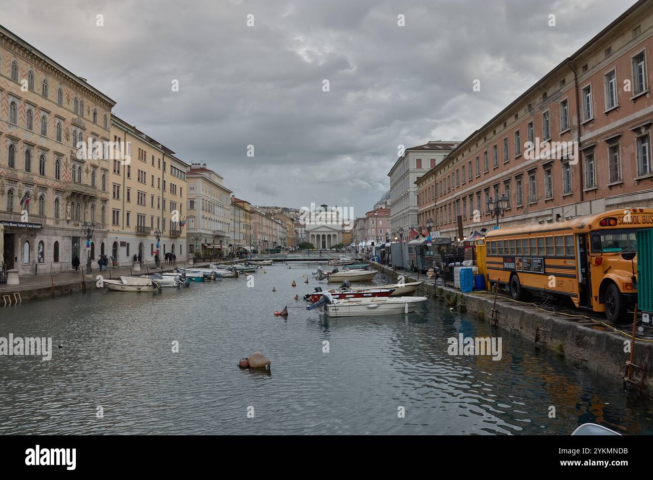 Triest, Italien; Oktober, 10, 2024: Der Canal Grande in Triest, Italien, mit einer Sammlung kleiner Boote, die sanft auf dem Wasser schweben. Stockfoto