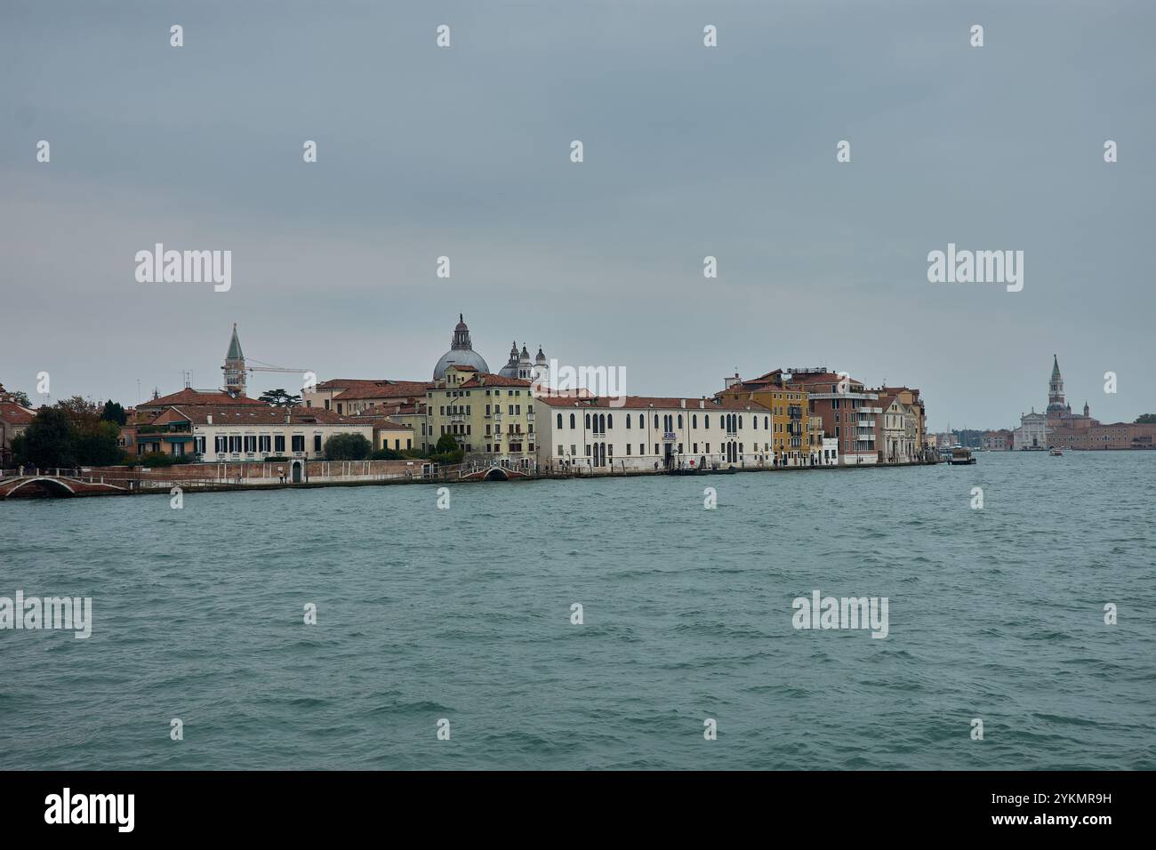 Venedig, Italien; Oktober, 17.2024: Typisch venezianische Architektur mit lebhaften Fassaden und Terrakottadächern, die sich im stillen Wasser eines Kanals spiegeln. Stockfoto