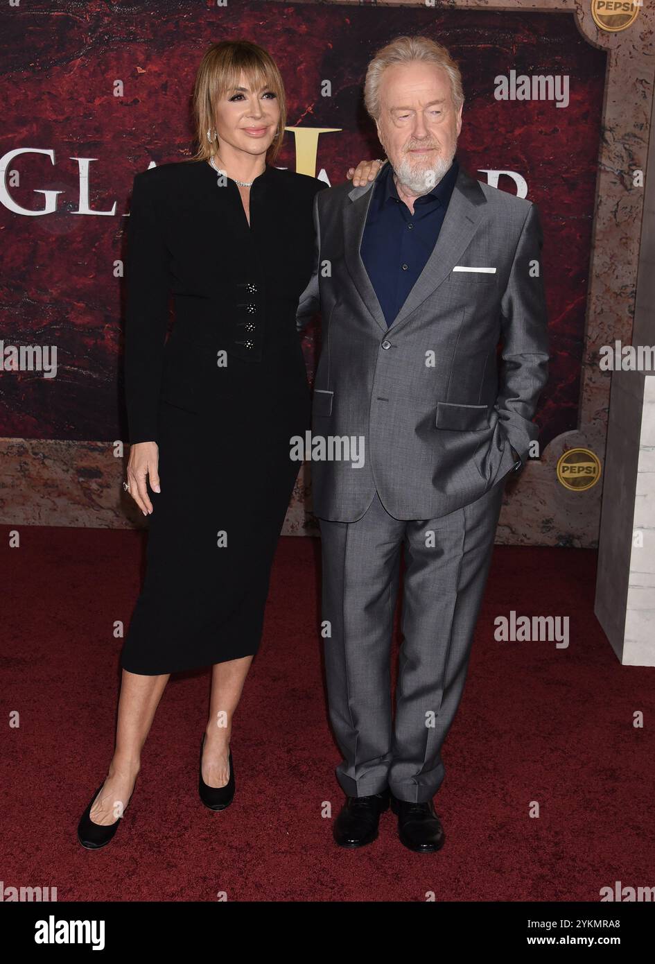 Hollywood, USA. November 2024. Ridley Scott und Giannina Facio kommen am 18. November 2024 zur Premiere von Los Angeles „Gladiator II“ im TCL Chinese Theatre in Hollywood, KALIFORNIEN. © Janet Gough/AFF-USA. COM Credit: AFF/Alamy Live News Stockfoto