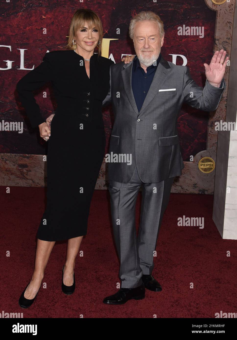 Hollywood, USA. November 2024. Ridley Scott und Giannina Facio kommen am 18. November 2024 zur Premiere von Los Angeles „Gladiator II“ im TCL Chinese Theatre in Hollywood, KALIFORNIEN. © Janet Gough/AFF-USA. COM Credit: AFF/Alamy Live News Stockfoto