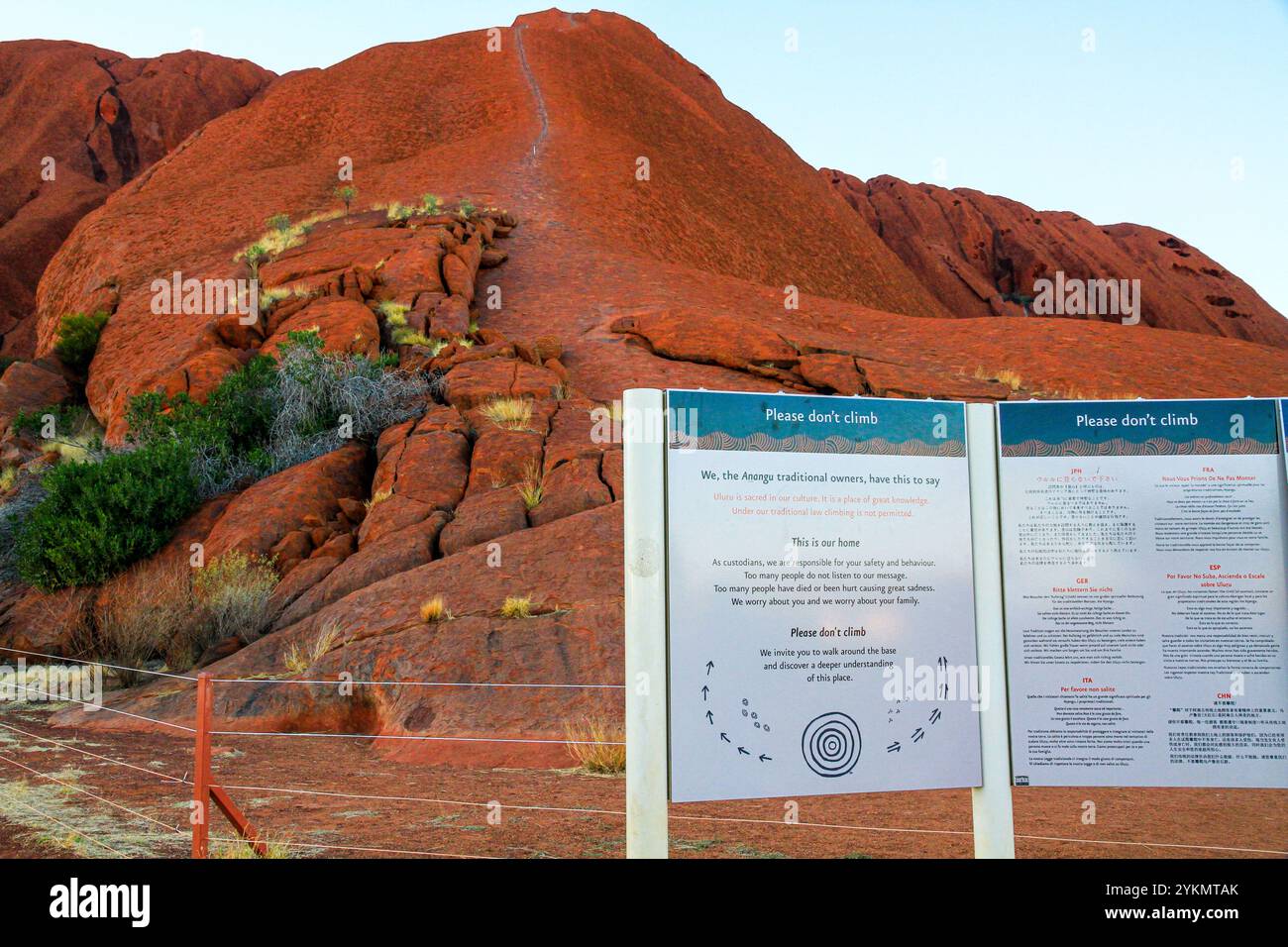 Ein Schild weist Touristen darauf hin, den Uluru (Ayer's Rock) nicht zu besteigen, bevor die Aborigines das Verbot verhängten. Stockfoto